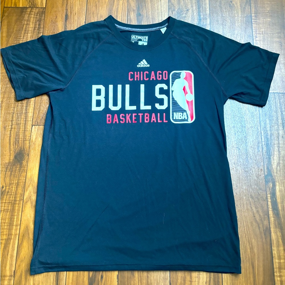 NBA/ Adidas Ultimate Tee * Chicago Bulls Size Large. Dri Fit Style